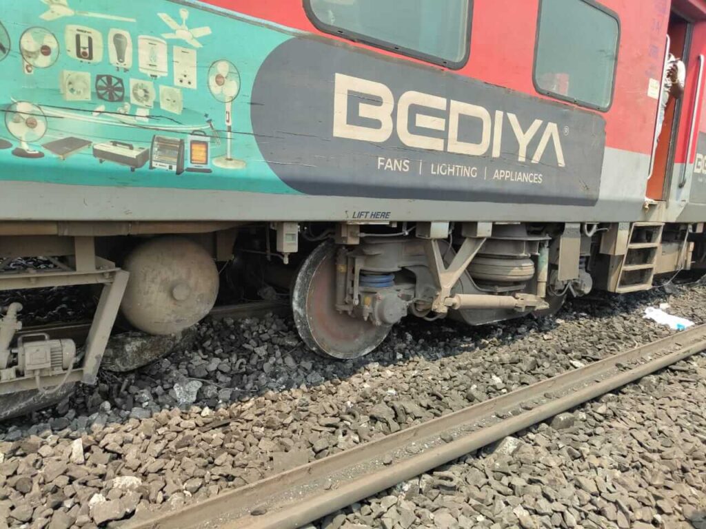 Kamakhya express derailed in odisha