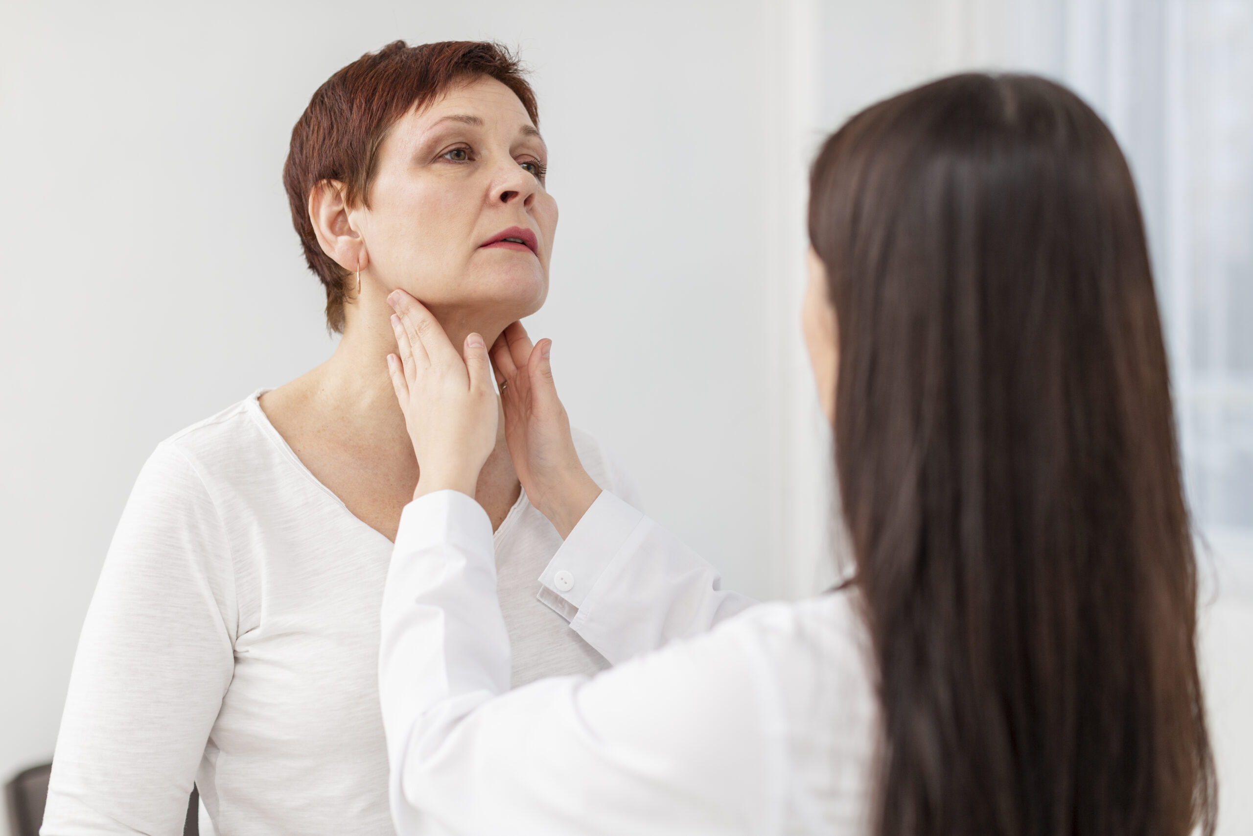 Women thyroid cancer signs