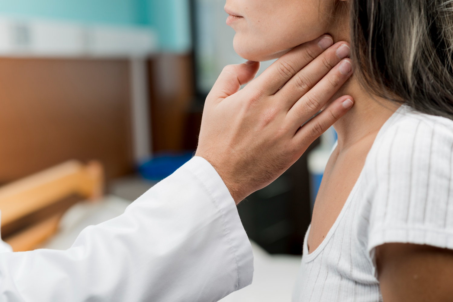 Women thyroid cancer signs